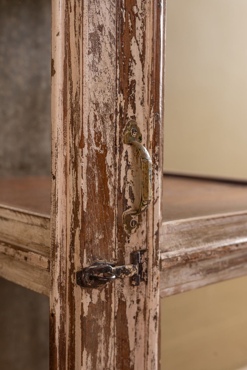 Cream Vintage Display MYAKKA